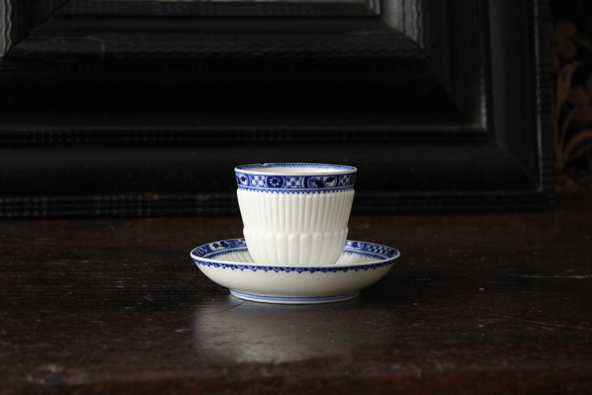 Tasse-trembleuse et sa soucoupe, porcelaine tendre de Saint-Cloud, vers 1710-1720.