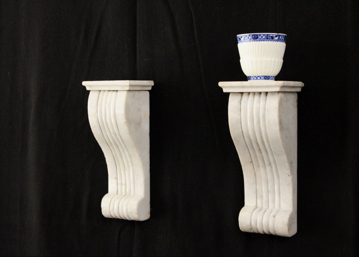 Paire de consoles en applique en marbre, XXe s