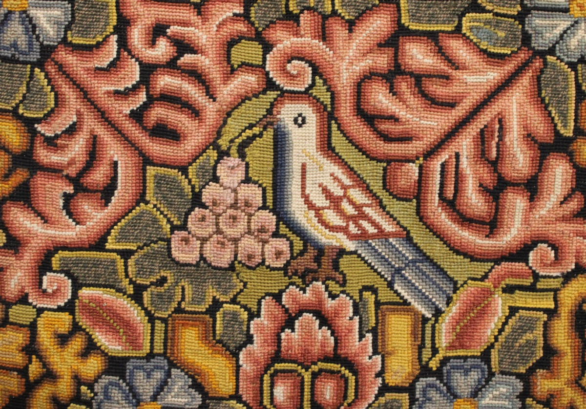  Paire de tapisseries au point, décor végétal habité par des oiseaux, Angleterre début XXe s-photo-2