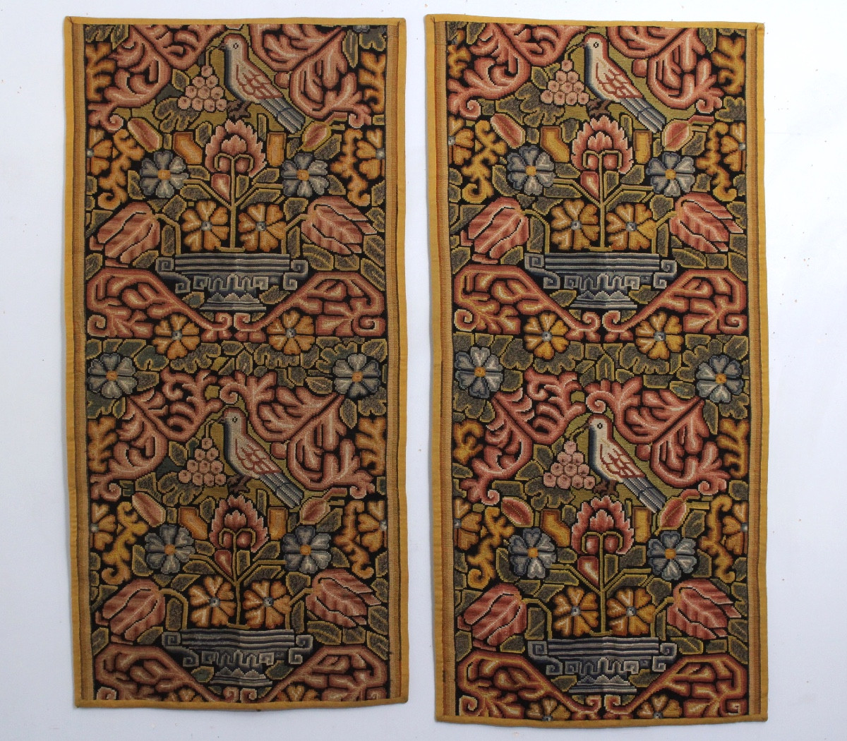  Paire de tapisseries au point, décor végétal habité par des oiseaux, Angleterre début XXe s