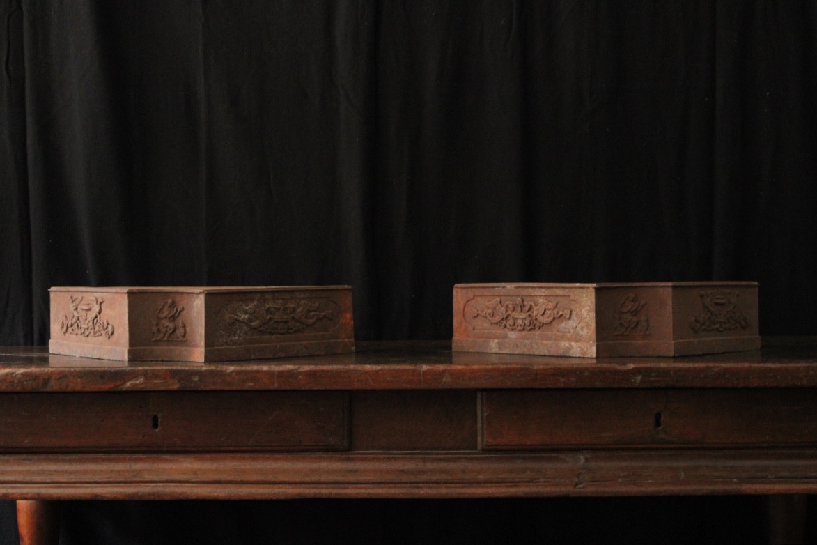  Paire de socles / porte-vase en fonte, style Empire