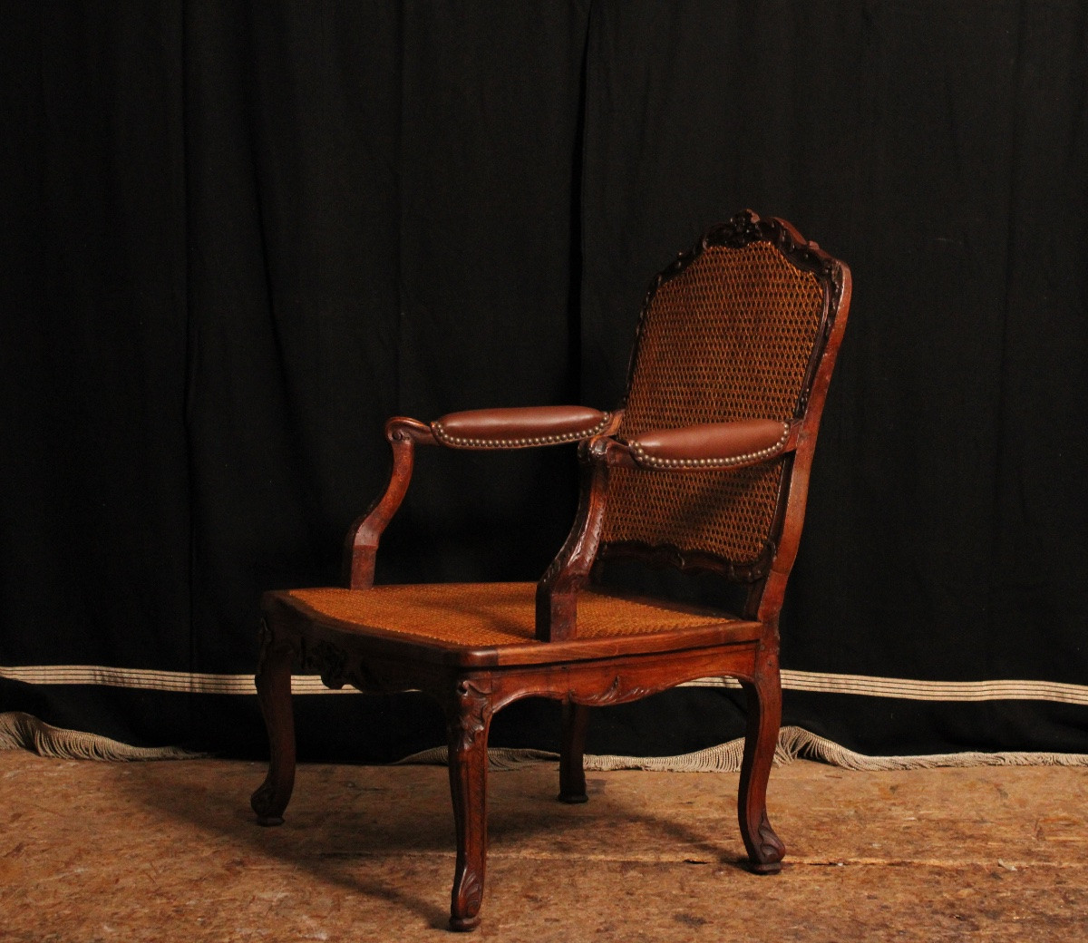 Fauteuil à la reine de style Régence cané en hêtre, XIXe siècle-photo-7