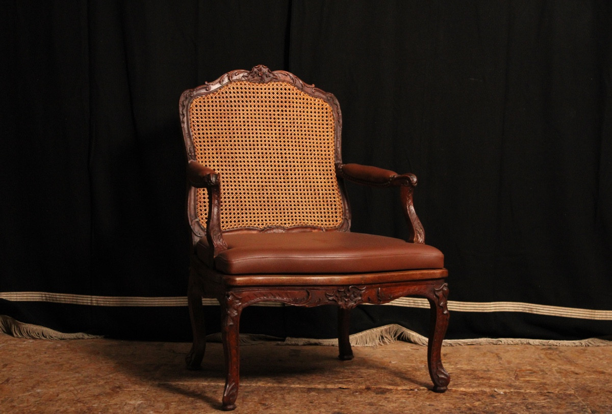 Fauteuil à la reine de style Régence cané en hêtre, XIXe siècle
