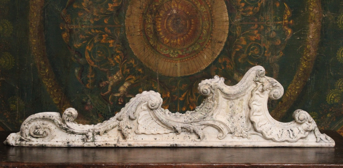  Important élément architectural en marbre d'époque rocaille, XVIIIe s