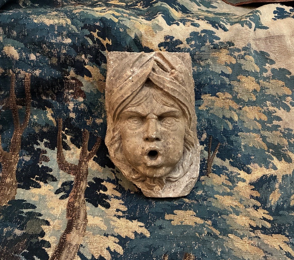 Bouche de fontaine / mascaron en pierre calcaire, XVIIIe siècle