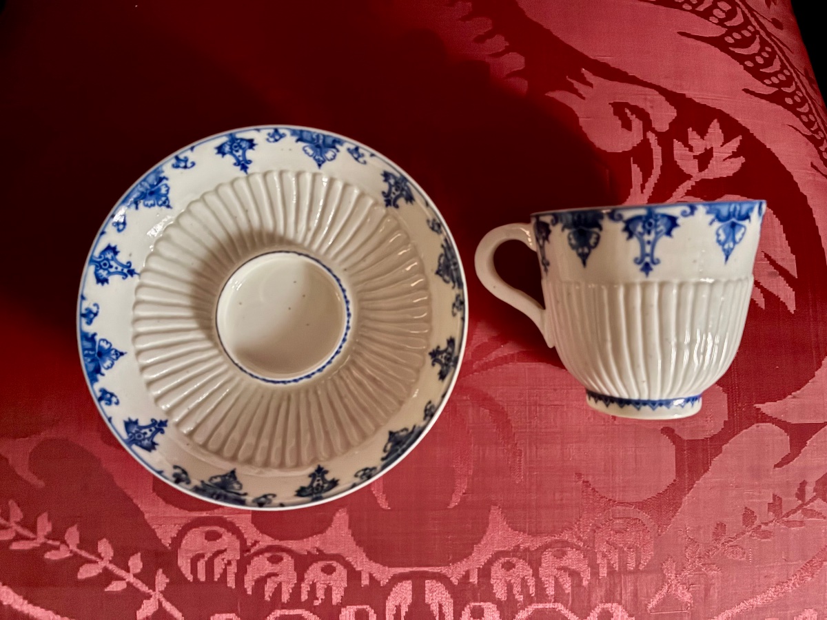 Tasse-trembleuse et sa soucoupe, porcelaine tendre de Saint-Cloud, vers 1722-1766-photo-2