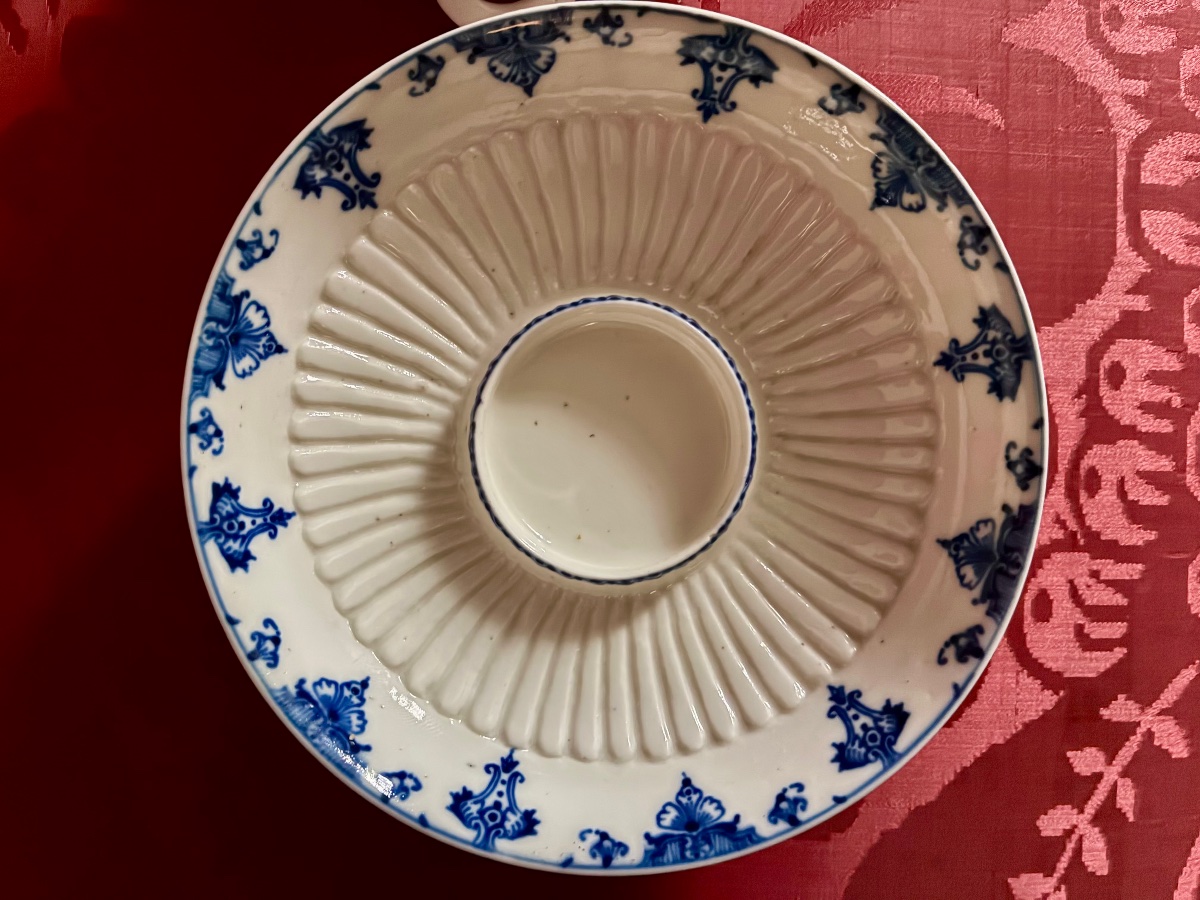 Tasse-trembleuse et sa soucoupe, porcelaine tendre de Saint-Cloud, vers 1722-1766-photo-3