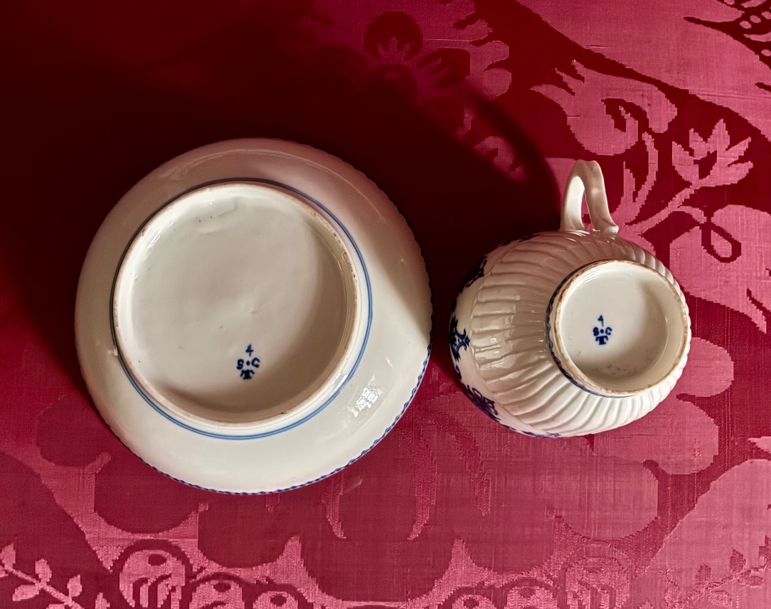 Tasse-trembleuse et sa soucoupe, porcelaine tendre de Saint-Cloud, vers 1722-1766-photo-3