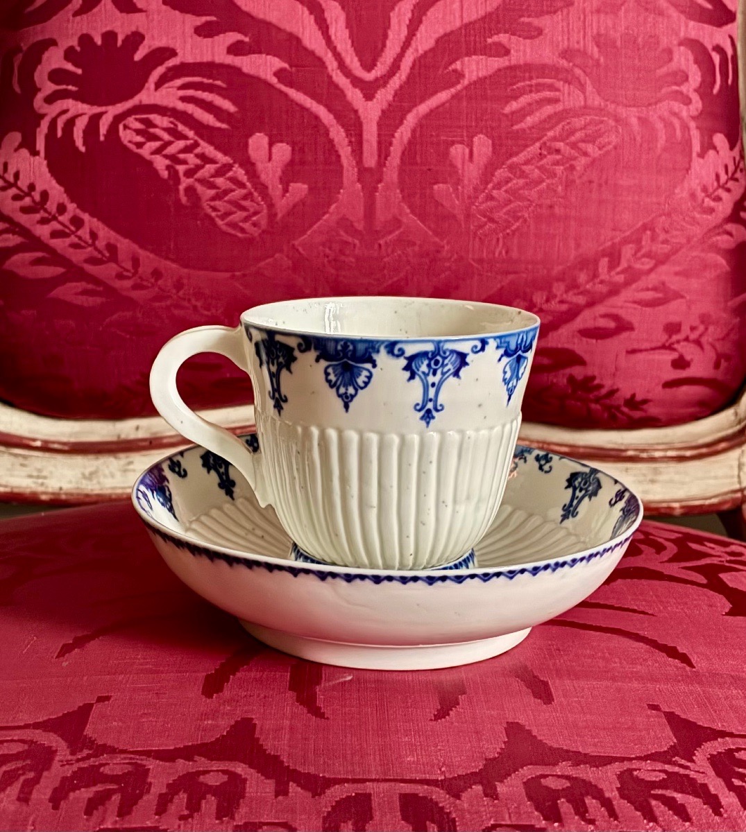 Tasse-trembleuse et sa soucoupe, porcelaine tendre de Saint-Cloud, vers 1722-1766