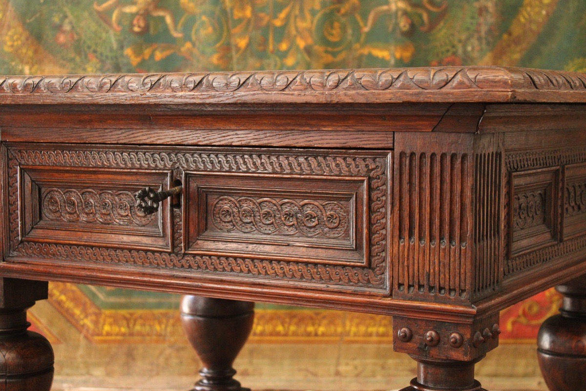  Table à tiroir en chêne de style XVIIe, ouvrage du XIXe siècle belge. -photo-2