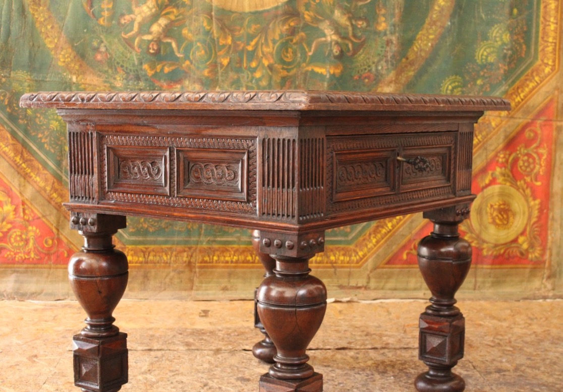  Table à tiroir en chêne de style XVIIe, ouvrage du XIXe siècle belge. -photo-3