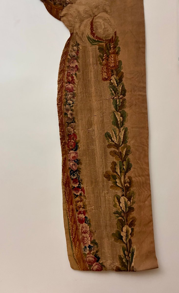 Cantonnière en tapisserie à décor de draperie et de guirlandes de fleurs, XVIIIe siècle-photo-2