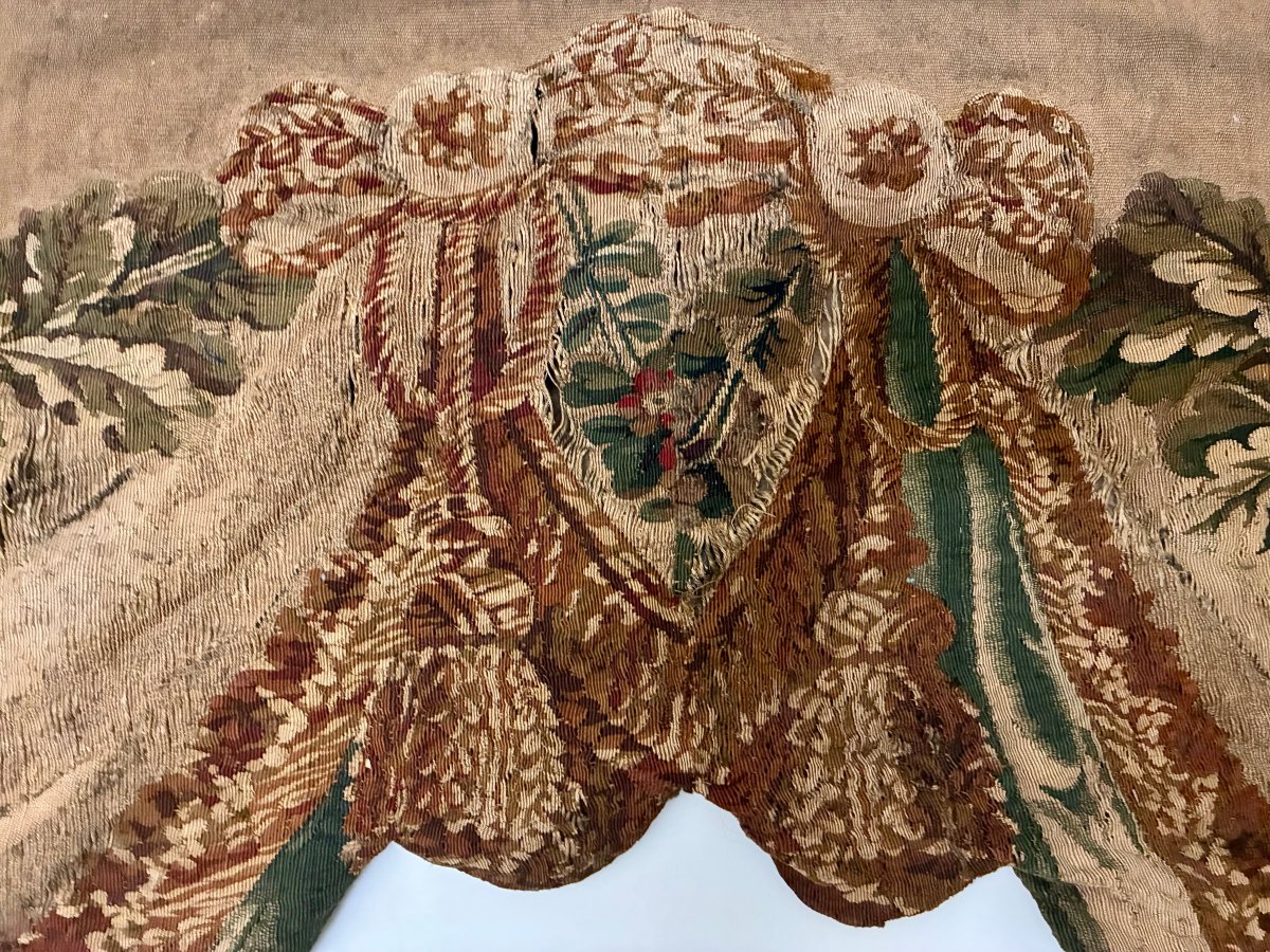 Cantonnière en tapisserie à décor de draperie et de guirlandes de fleurs, XVIIIe siècle-photo-1