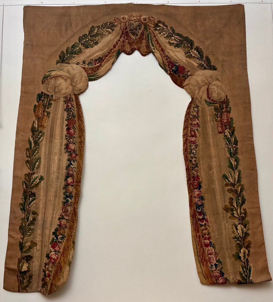 Cantonnière en tapisserie à décor de draperie et de guirlandes de fleurs, XVIIIe siècle