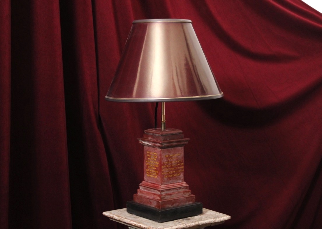 Lampe à poser en marbre, référence à l'obélisque Flaminio de Rome, XXe siècle