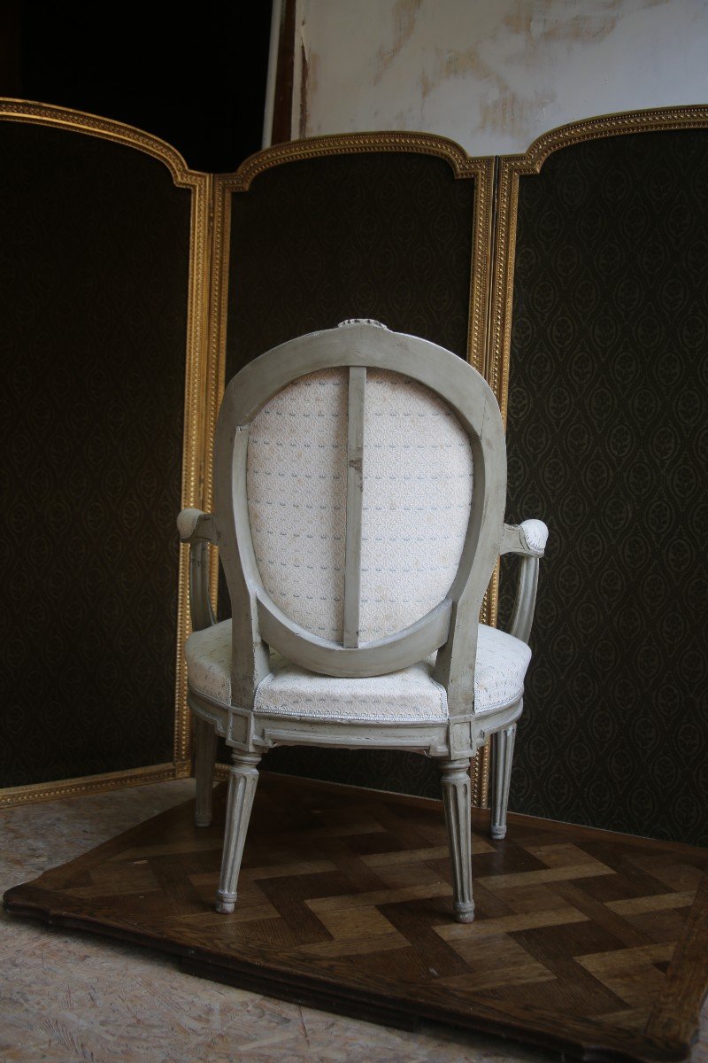 Fauteuil cabriolet en noyer laqué gris d'époque Louis XVI. -photo-2