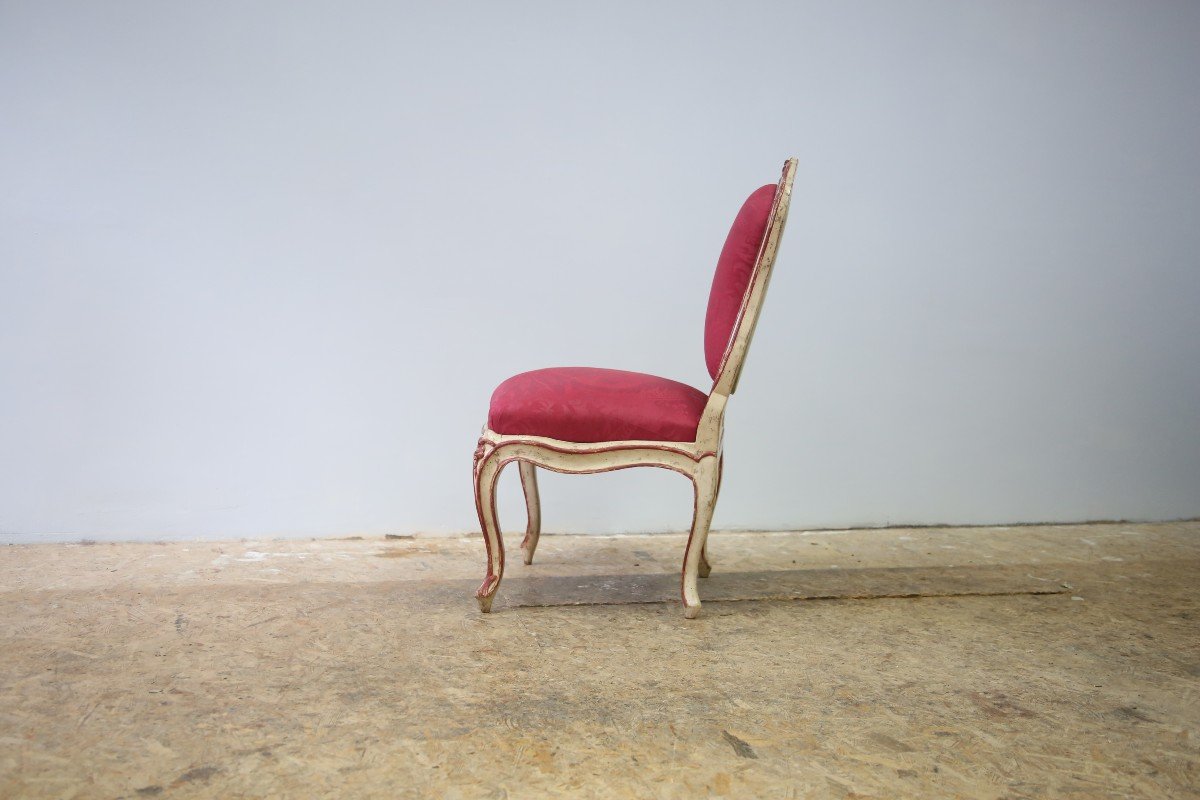 Chaise à châssis en hêtre rechampi blanc et rouge attribuée à Jean Avisse , vers 1750.-photo-3