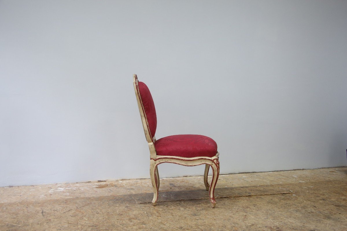 Chaise à châssis en hêtre rechampi blanc et rouge attribuée à Jean Avisse , vers 1750.-photo-4