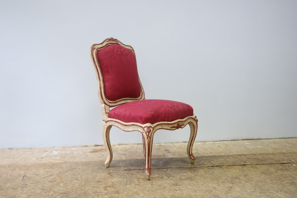 Chaise à châssis en hêtre rechampi blanc et rouge attribuée à Jean Avisse , vers 1750.