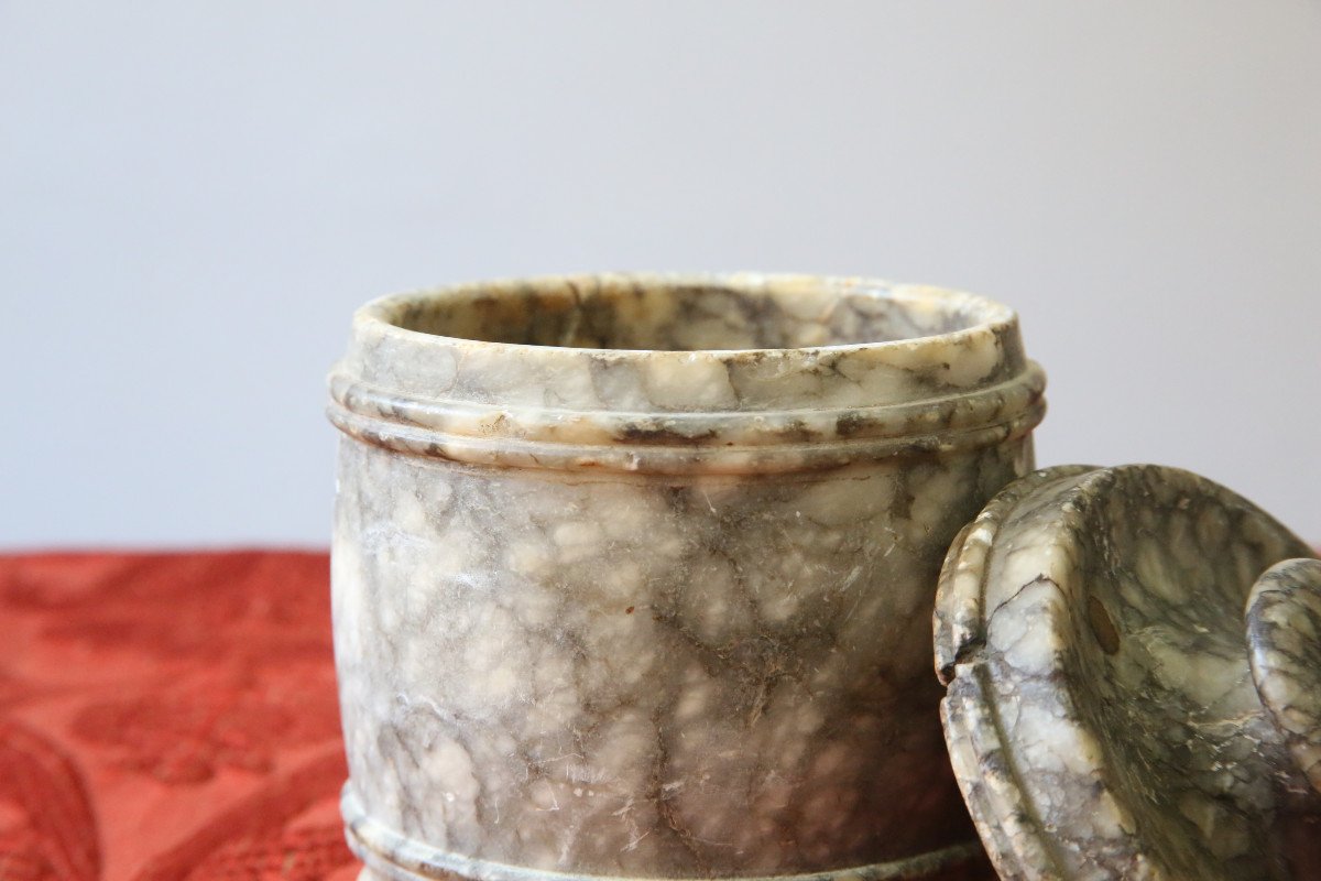 Pot couvert en marbre , fin du XVIIIème siècle.-photo-3