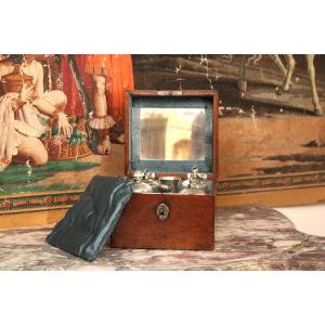 Coffret en noyer massif, nécessaire à parfum, XVIIIe siècle