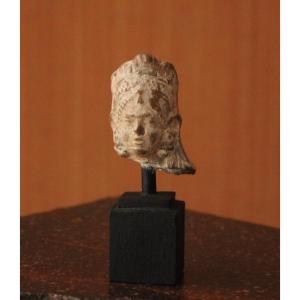 Tête féminine antique en terre cuite, période hellénistique