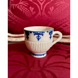 Tasse trembleuse, porcelaine tendre de Saint-Cloud, vers 1722-1766