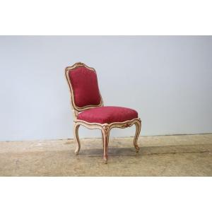 Chaise à châssis en hêtre rechampi blanc et rouge attribuée à Jean Avisse , vers 1750.