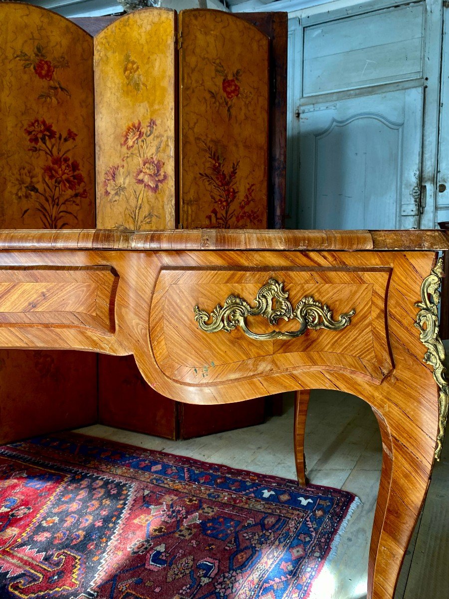 Important Bureau plat De Style Louis XV En Marqueterie Et Bronzes Dorés.  Epoque 1850. XIX E Siècle.