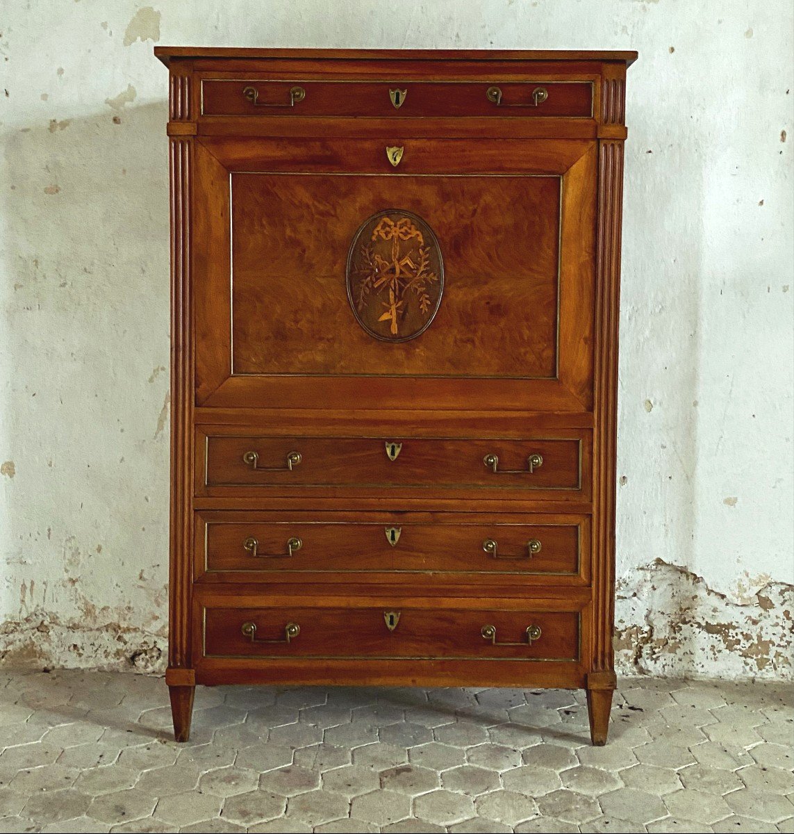 Rare Secrétaire chiffonnier-maçonnique avec  coffre-fort à clef. Louis XVI. Noyer-marqueterie