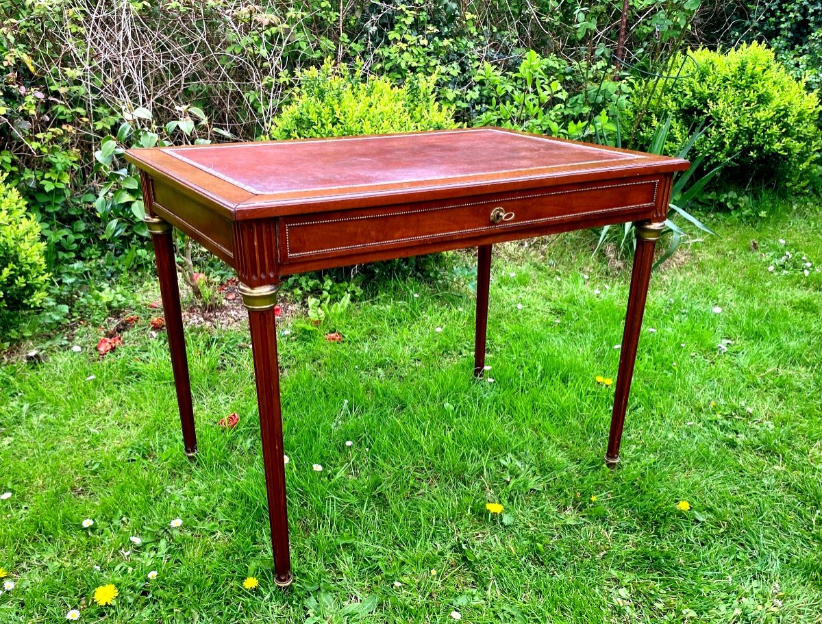 Elégant Bureau de dame  De Style Louis XVI.  Napoléon III. Acajou, Dessus De Cuir Et Bronze. 