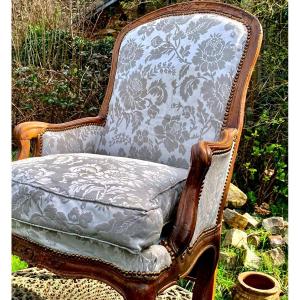 Fauteuil Bergère Gondole Moulurée Et Sculptée. Epoque Louis XV En Bois Naturel . XVIII E Siècle