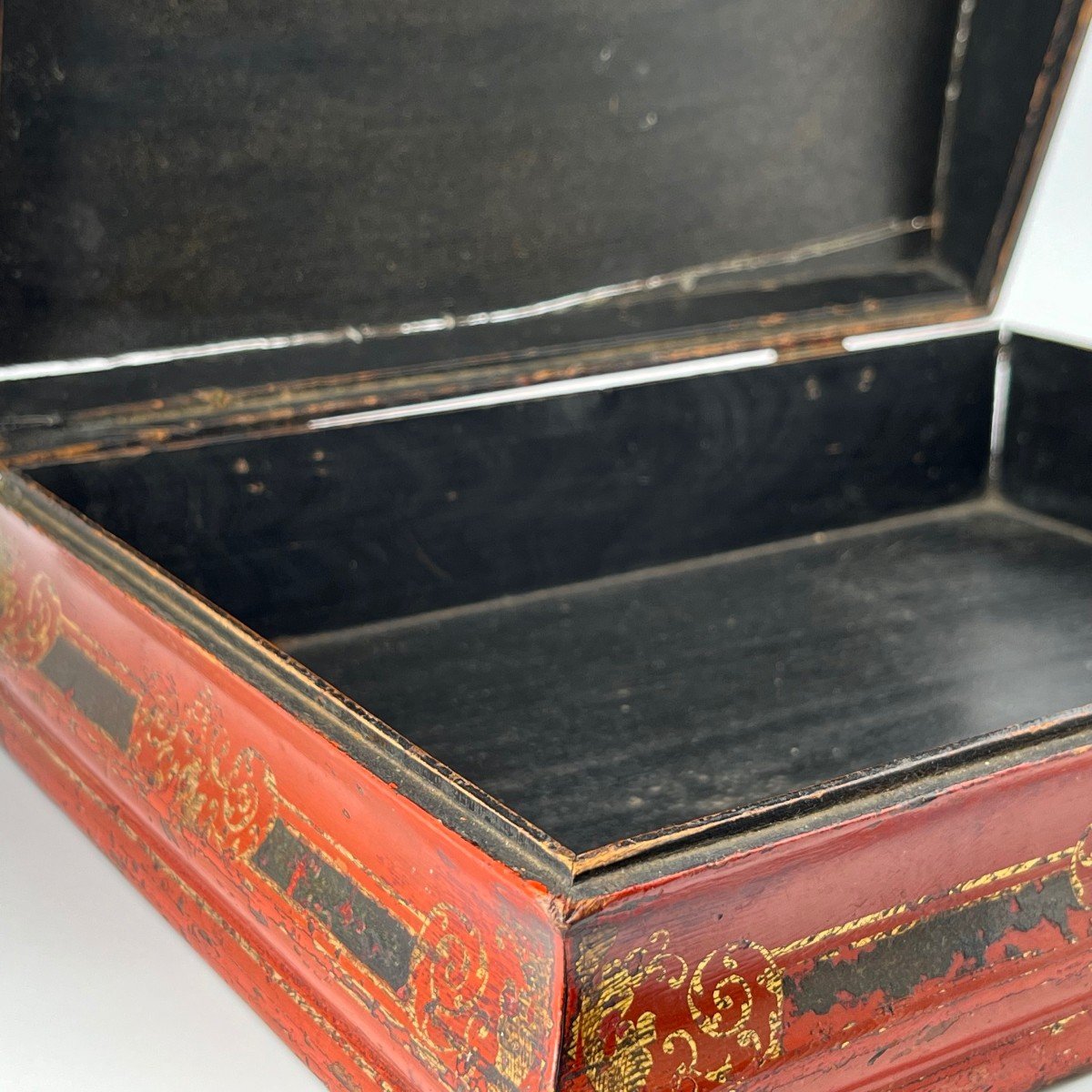 Coffret boîte à perruque XVIIIe en bois laqué à décor de chinoiseries en or sur fond rouge 18e-photo-6