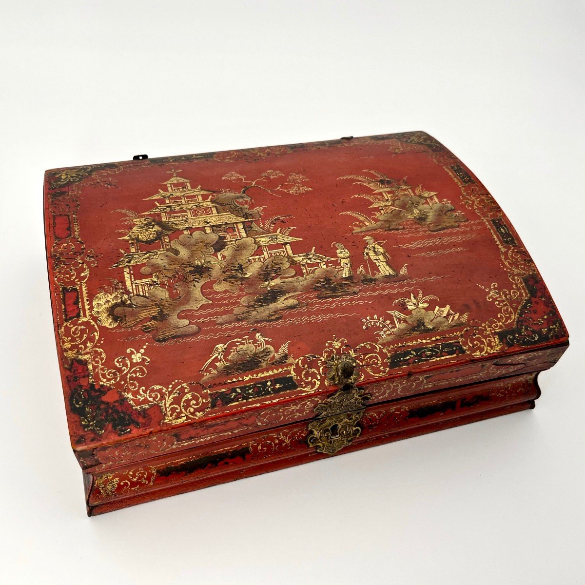 Coffret boîte à perruque XVIIIe en bois laqué à décor de chinoiseries en or sur fond rouge 18e
