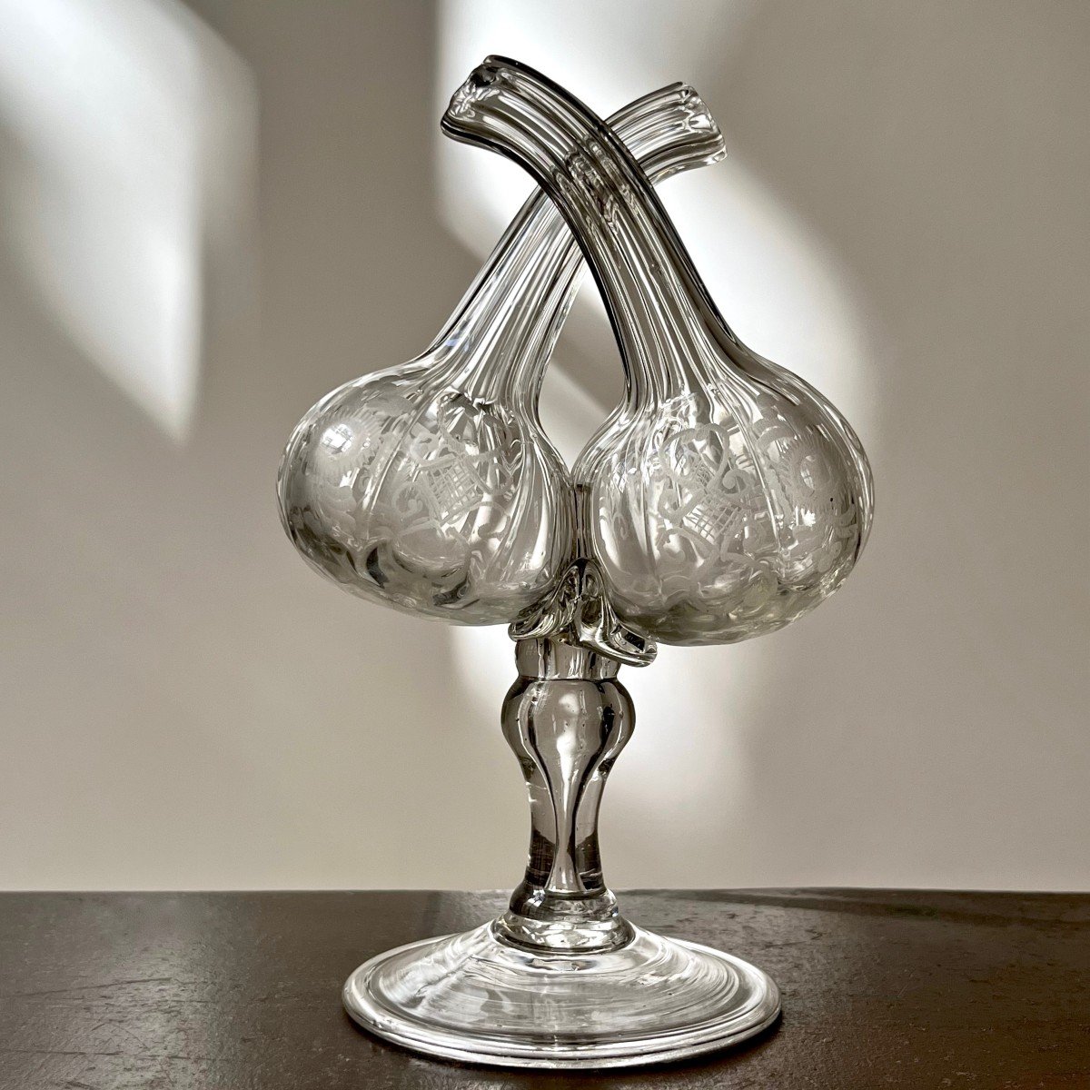 Guédoufle XVIIIe siècle huilier vinaigrier en verre soufflé à godrons et décor gravé 18e