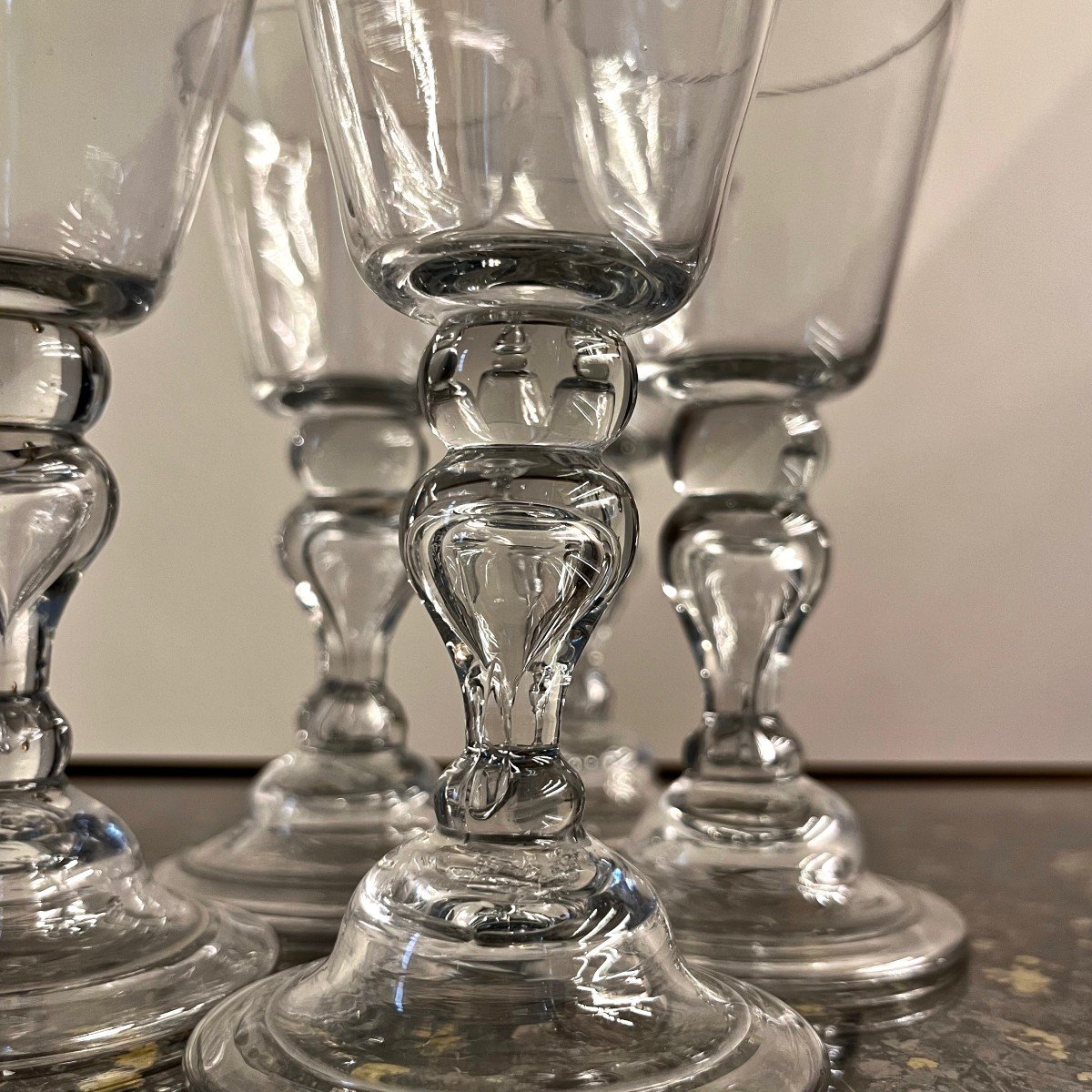 Ensemble de cinq verres soufflés à pied cloche du XVIIIe siècle verre bourguignon 18e-photo-4
