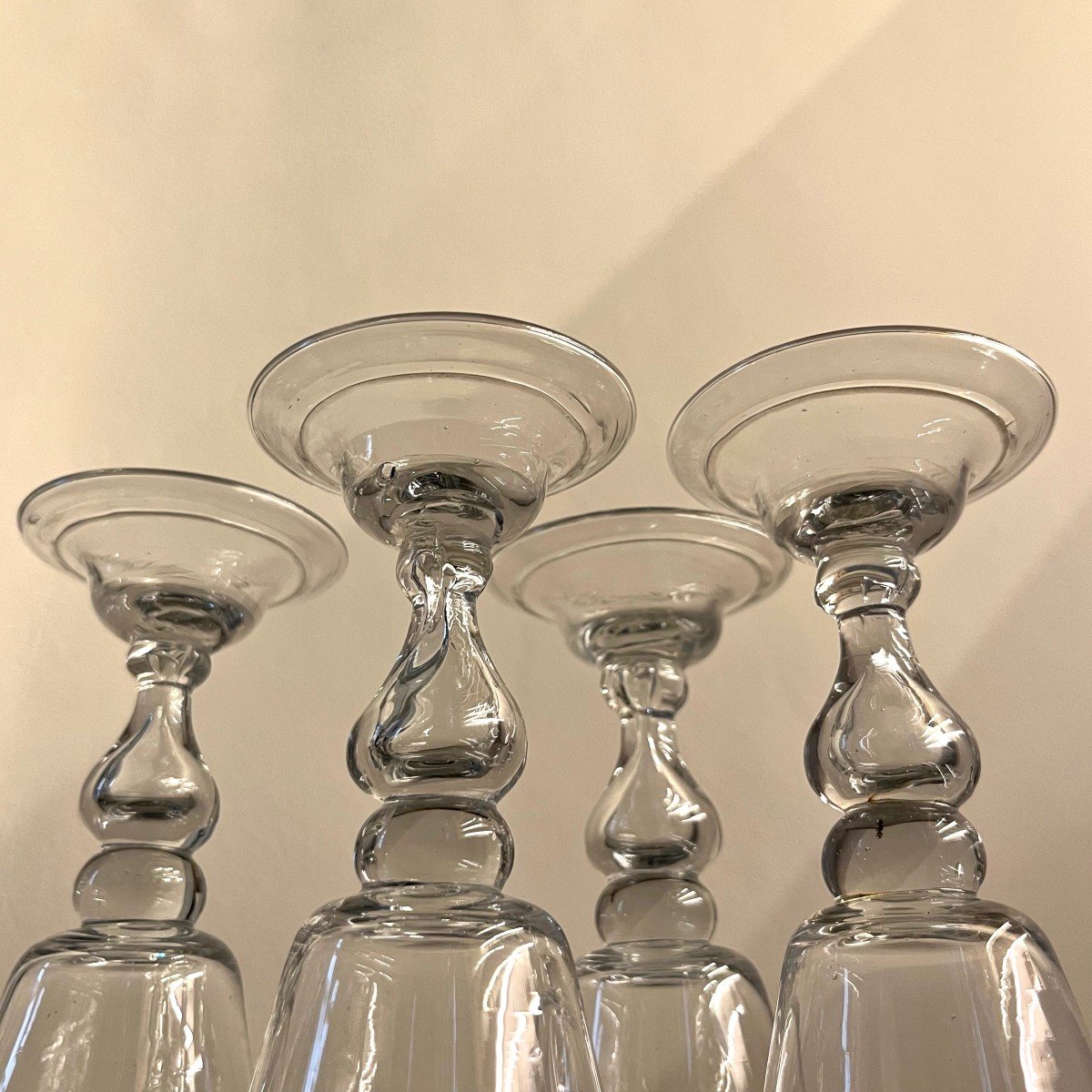 Ensemble de cinq verres soufflés à pied cloche du XVIIIe siècle verre bourguignon 18e-photo-2