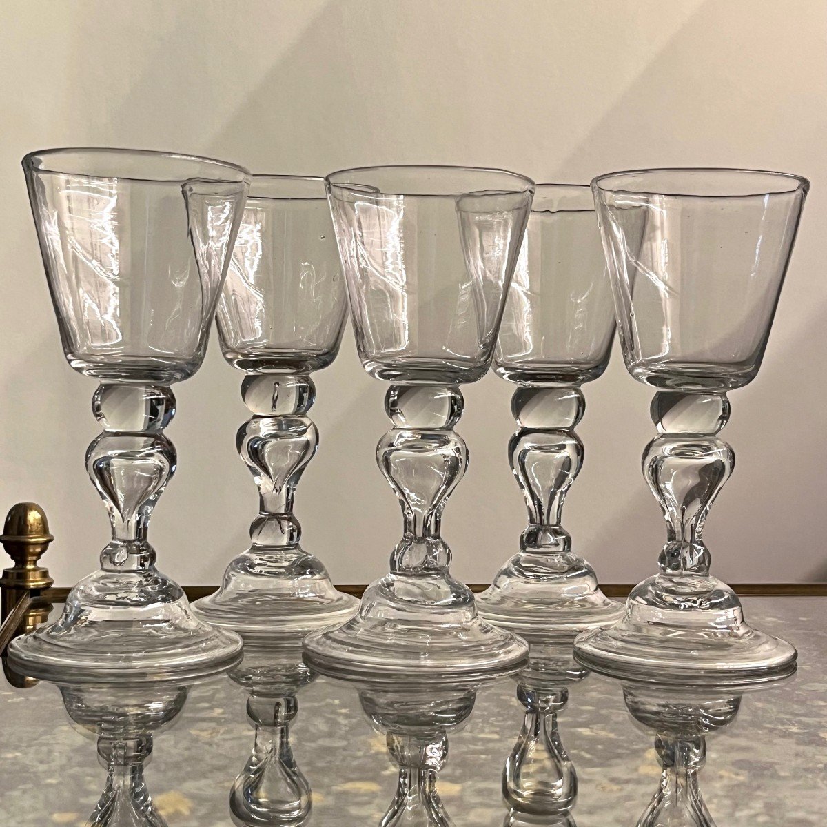 Ensemble de cinq verres soufflés à pied cloche du XVIIIe siècle verre bourguignon 18e-photo-3