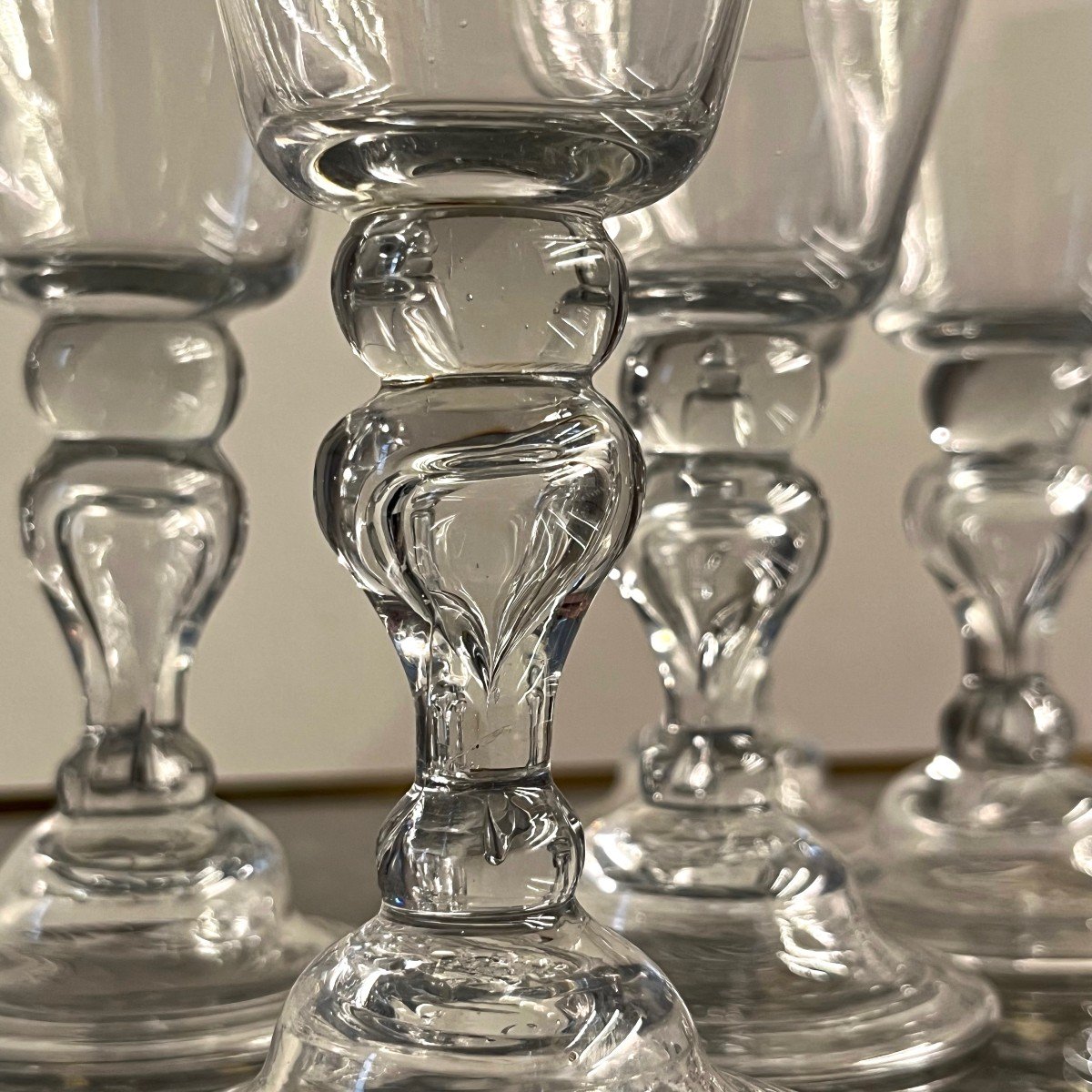 Ensemble de cinq verres soufflés à pied cloche du XVIIIe siècle verre bourguignon 18e-photo-4