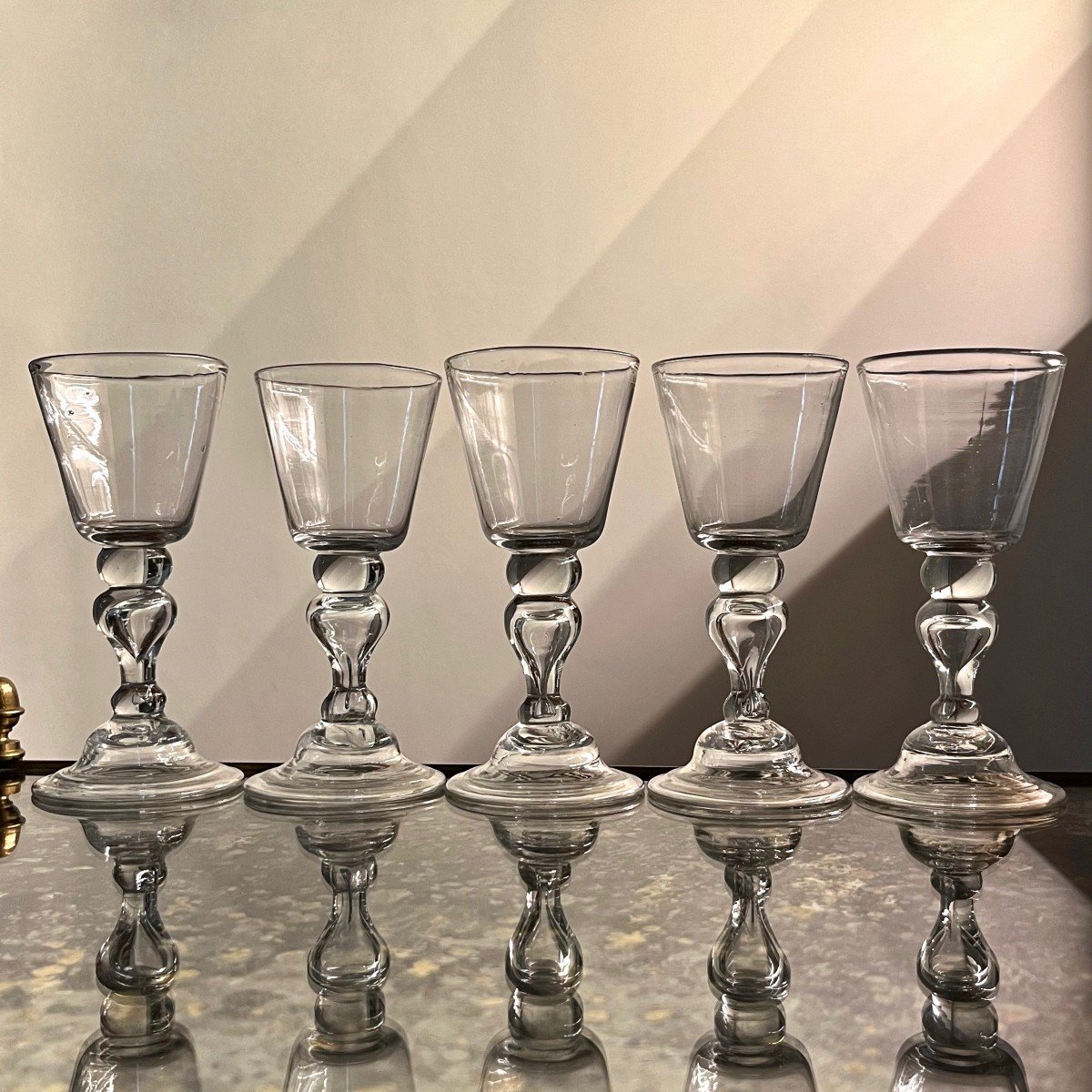 Ensemble de cinq verres soufflés à pied cloche du XVIIIe siècle verre bourguignon 18e-photo-5