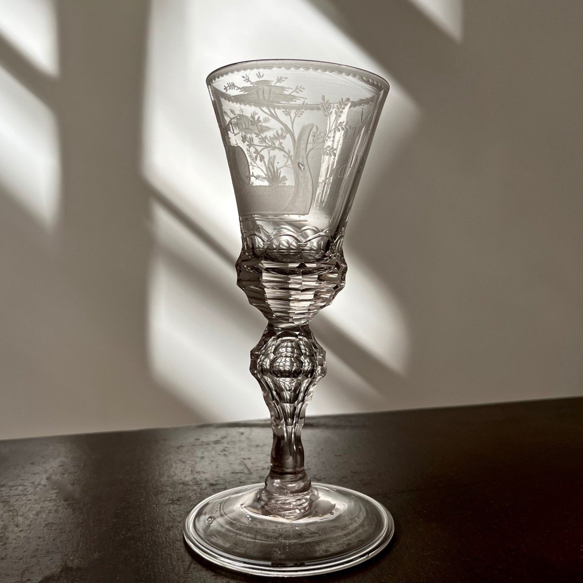 Grand verre taillé à décor gravé d'un homme buvant sur un tonneau Hollande XVIIIe siècle-photo-3