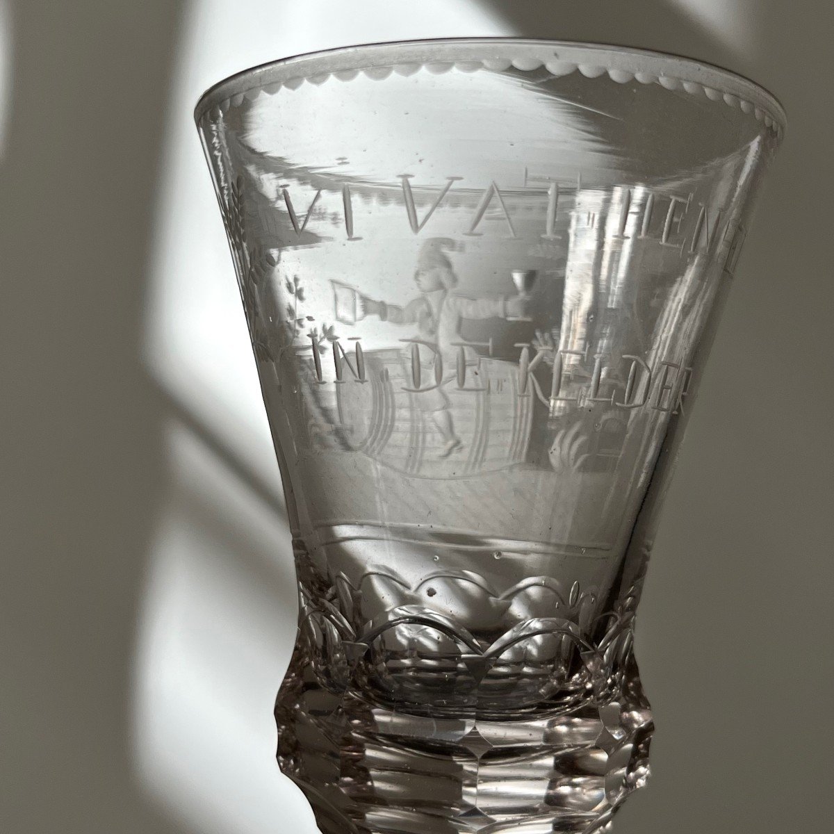 Grand verre taillé à décor gravé d'un homme buvant sur un tonneau Hollande XVIIIe siècle-photo-2