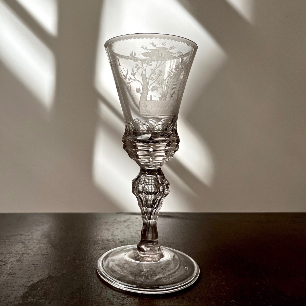 Grand verre taillé à décor gravé d'un homme buvant sur un tonneau Hollande XVIIIe siècle-photo-3