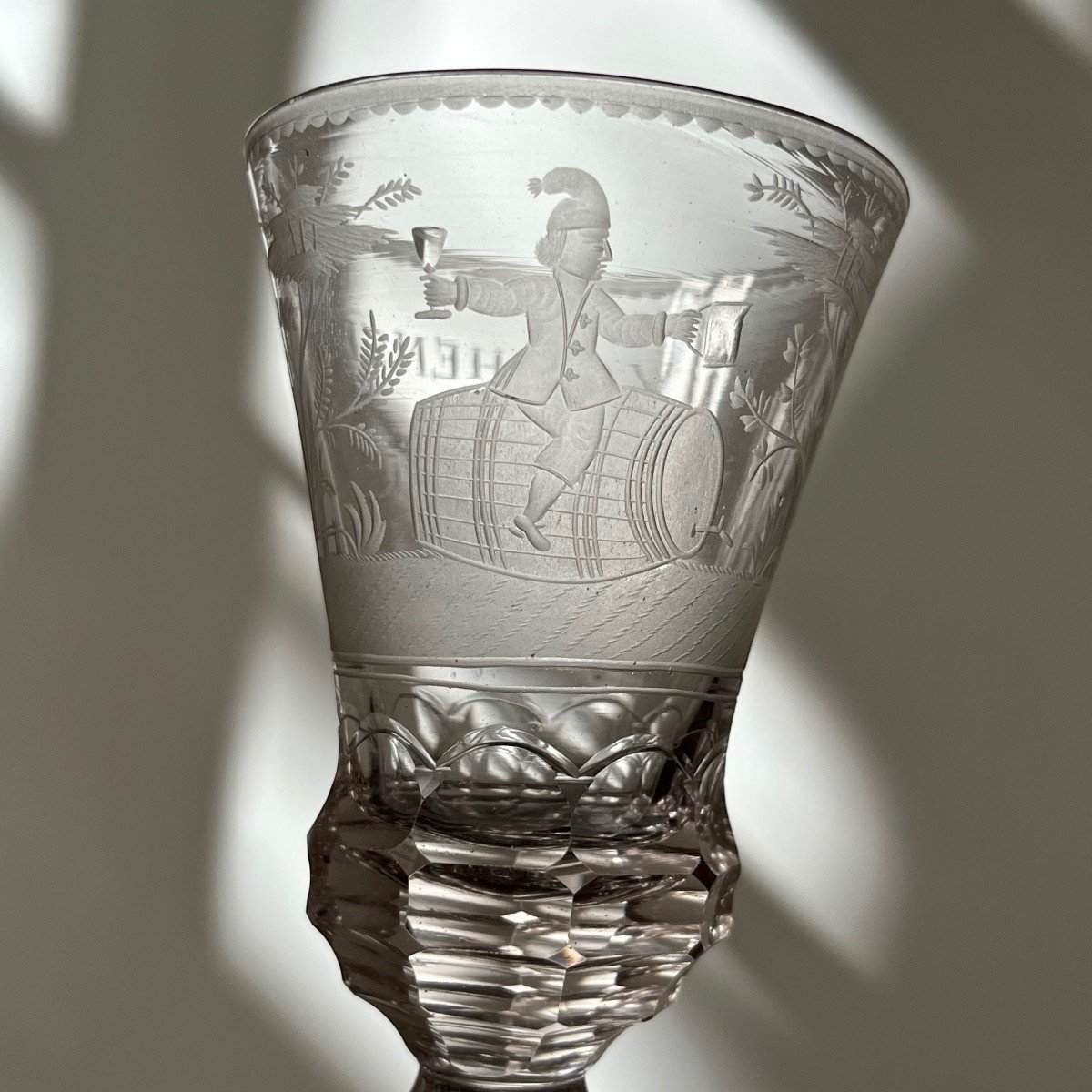 Grand verre taillé à décor gravé d'un homme buvant sur un tonneau Hollande XVIIIe siècle