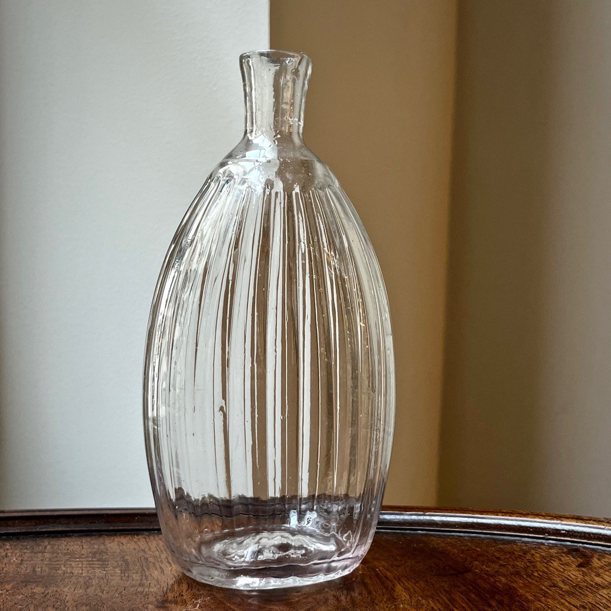 Proantic: Petite bouteille en verre soufflé à côtes, fin XVIIIe ou