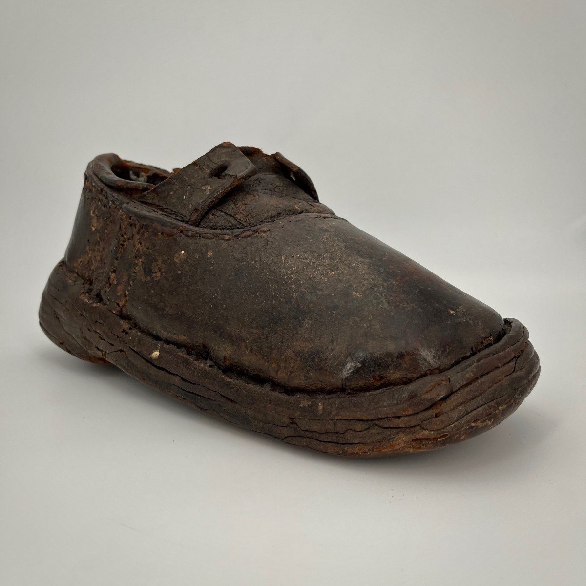 Enseigne de cordonnier ou objet de maîtrise XVIIIe, soulier en cuir prov. du musée de Cluny 18e-photo-2