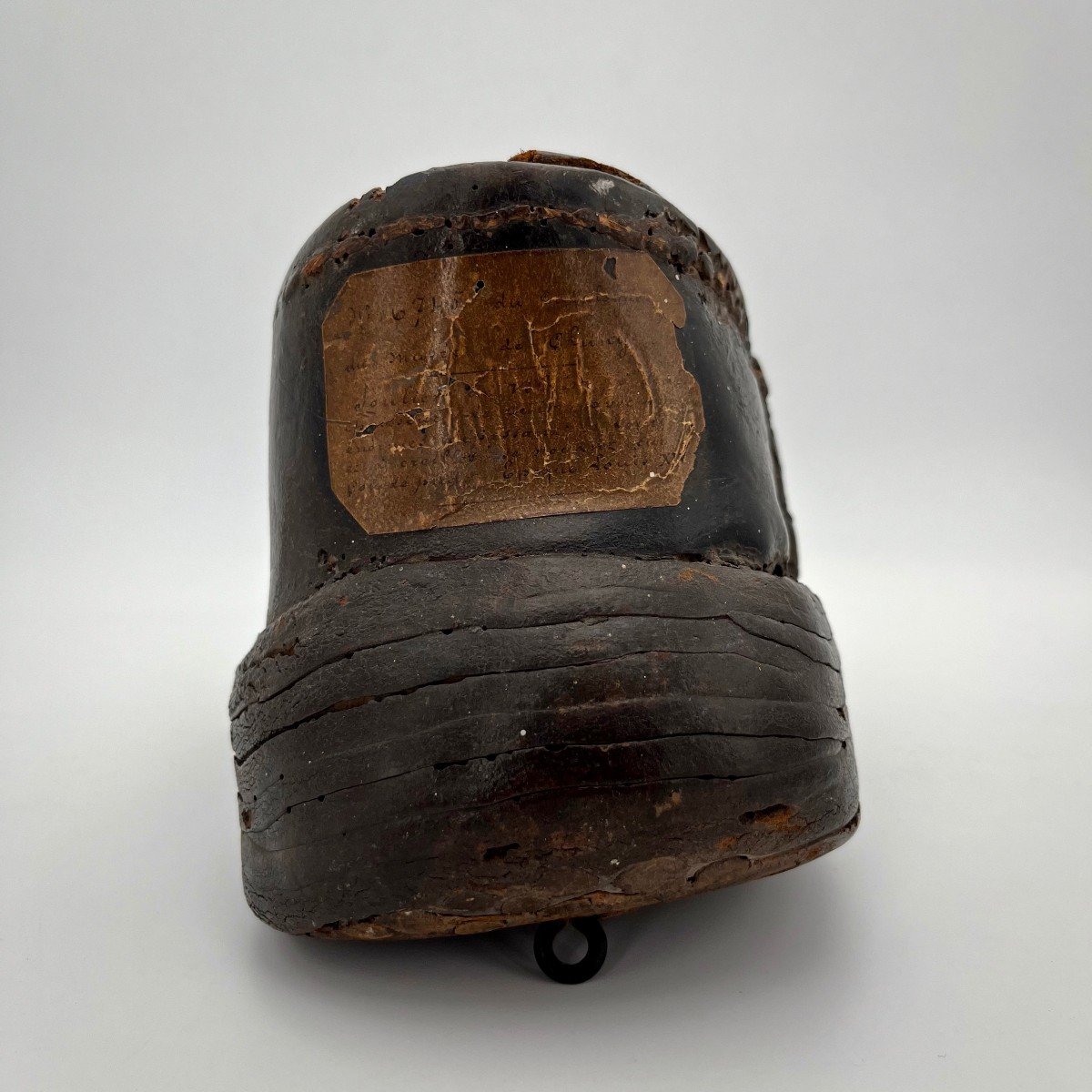 Enseigne de cordonnier ou objet de maîtrise XVIIIe, soulier en cuir prov. du musée de Cluny 18e-photo-1