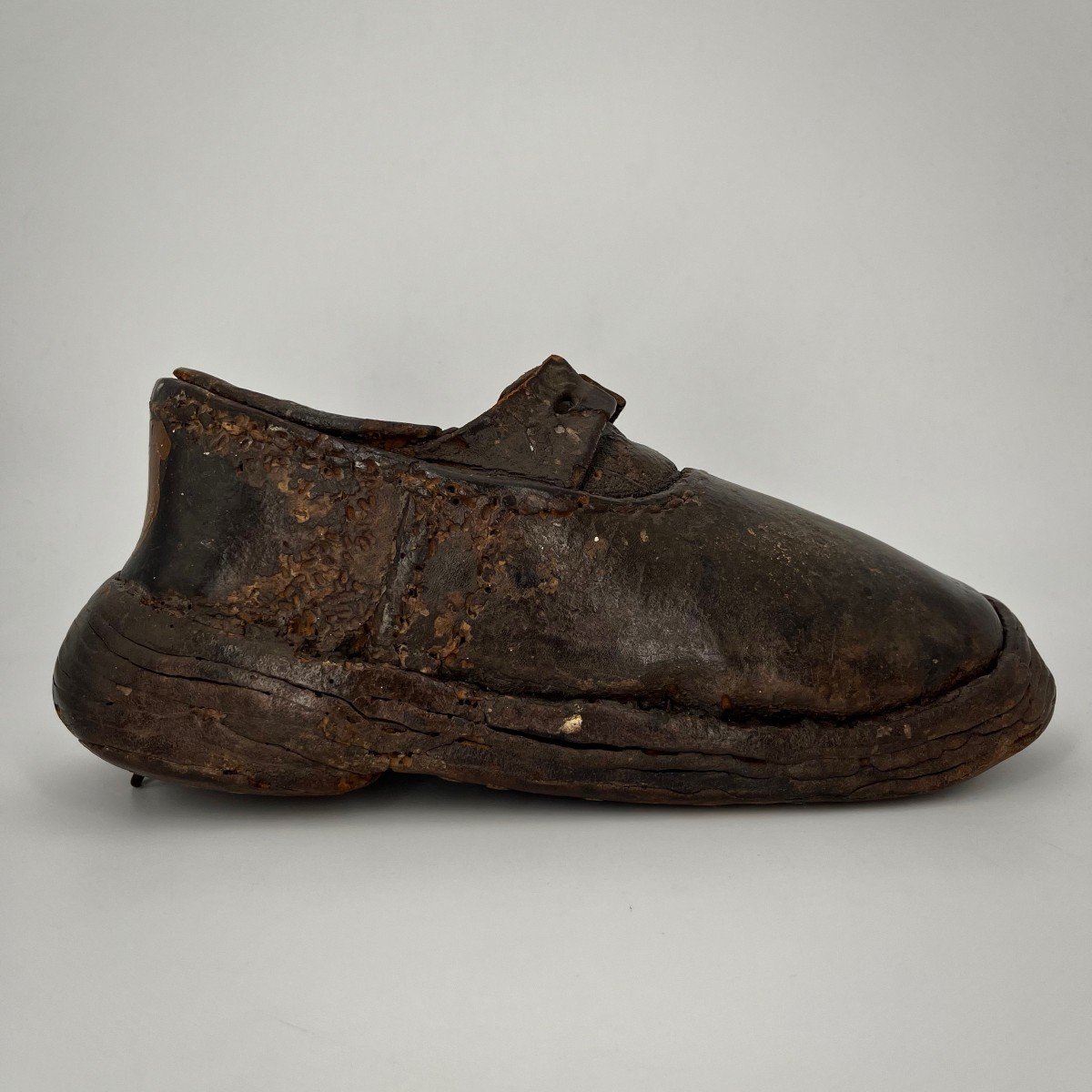 Enseigne de cordonnier ou objet de maîtrise XVIIIe, soulier en cuir prov. du musée de Cluny 18e-photo-4