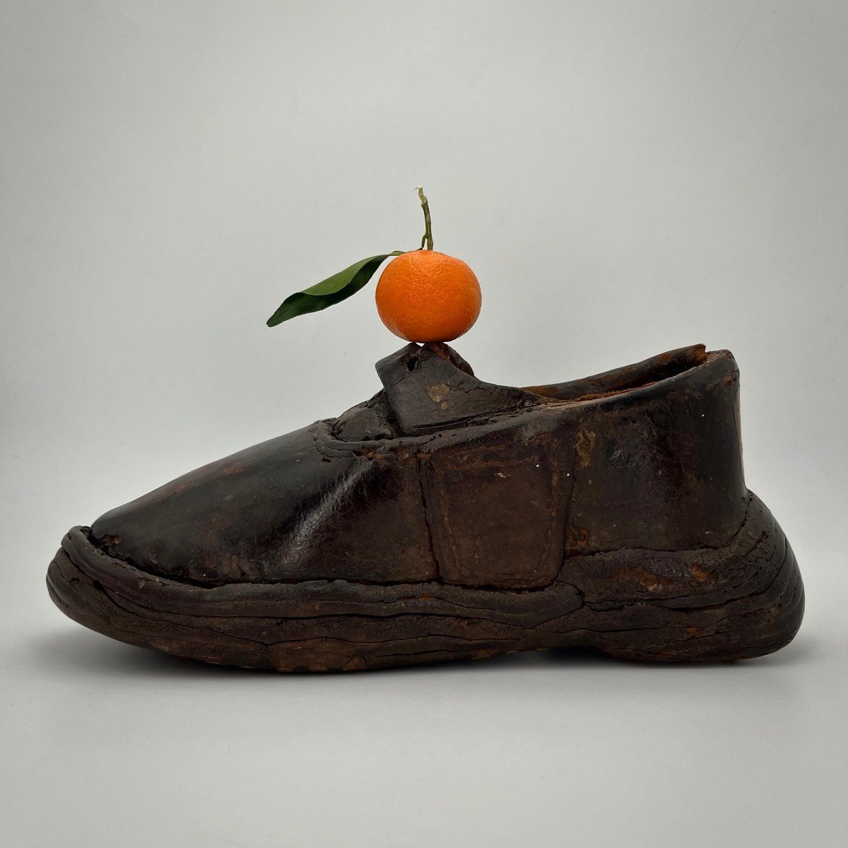 Enseigne de cordonnier ou objet de maîtrise XVIIIe, soulier en cuir prov. du musée de Cluny 18e-photo-8