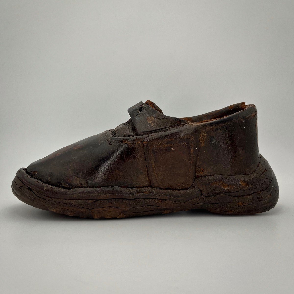 Enseigne de cordonnier ou objet de maîtrise XVIIIe, soulier en cuir prov. du musée de Cluny 18e